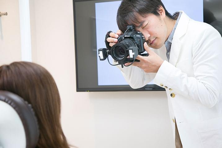 顔貌（口元）の写真撮影の様子