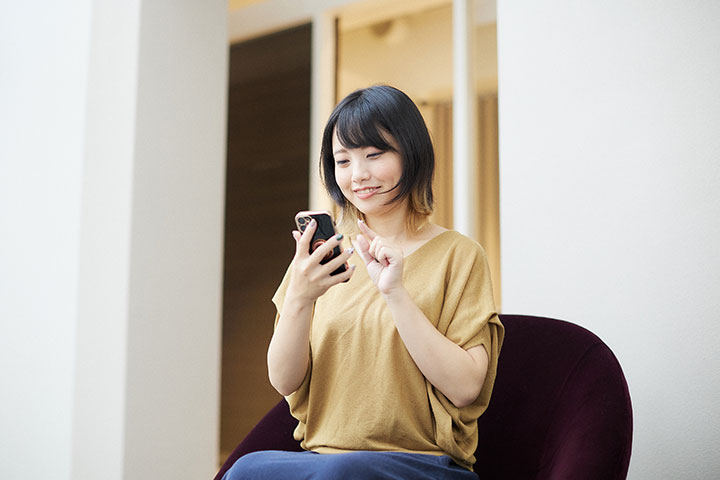 電話をかける女性