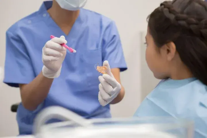 矯正の説明をする歯医者