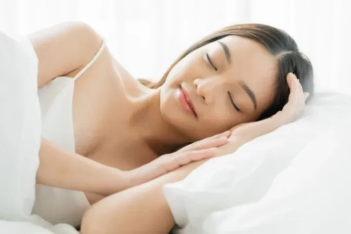 就寝している女性