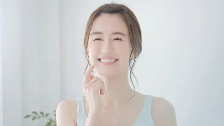 歯を出して微笑む女性