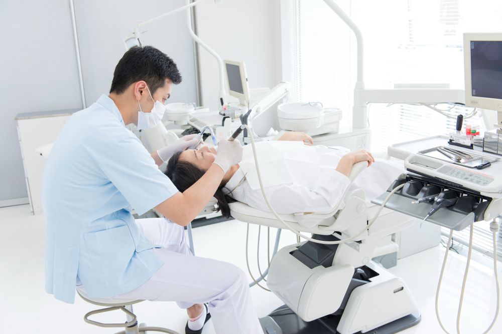 治療をする歯科医と患者