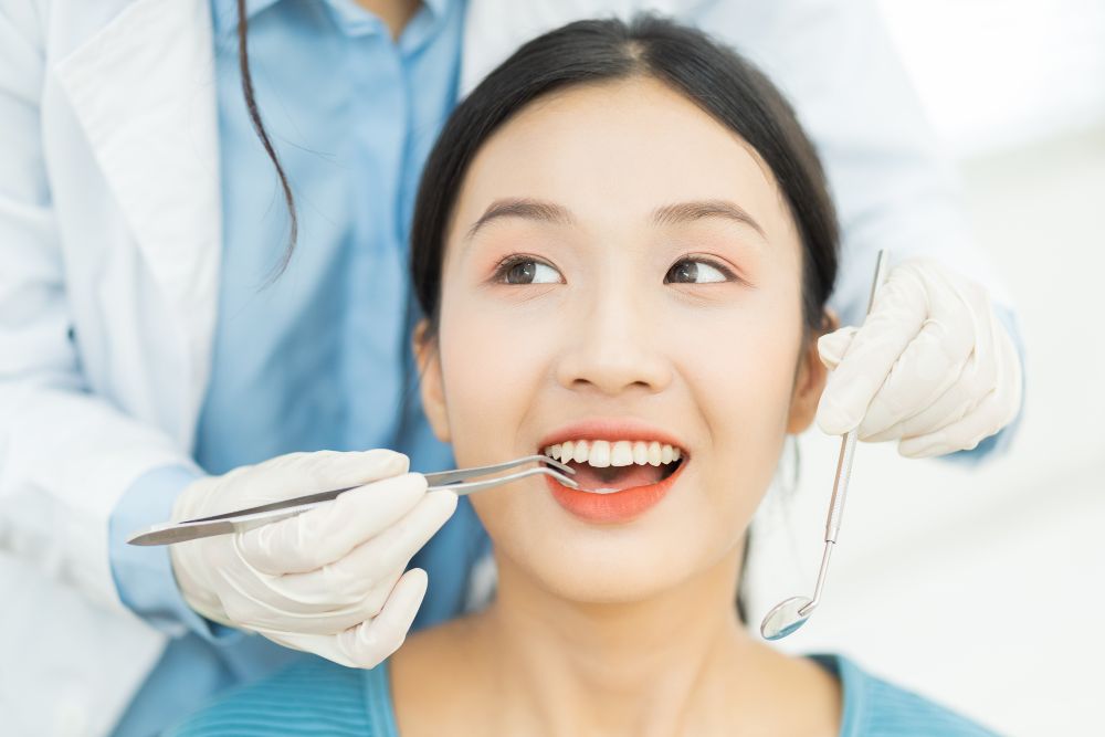 歯医者で診察を受ける女性