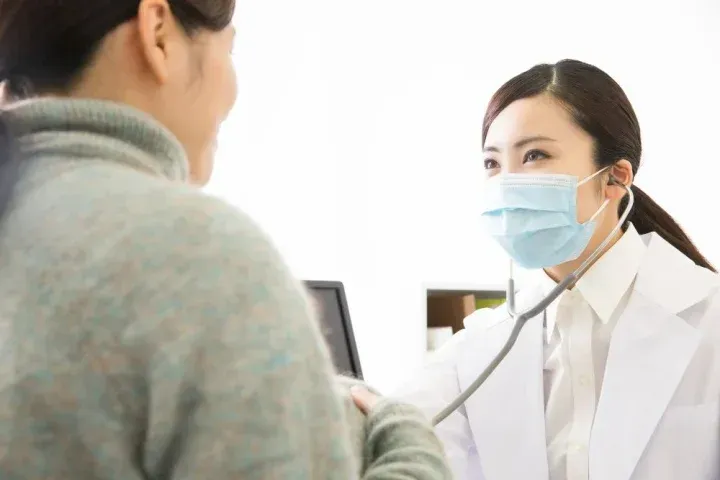 診察する女医と患者