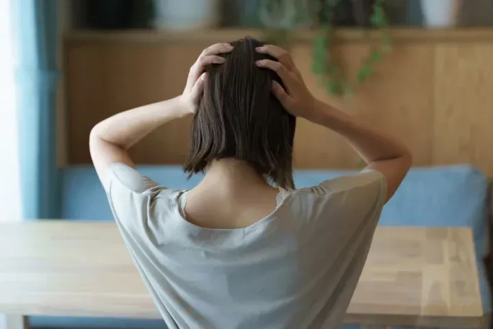頭を抱える女性