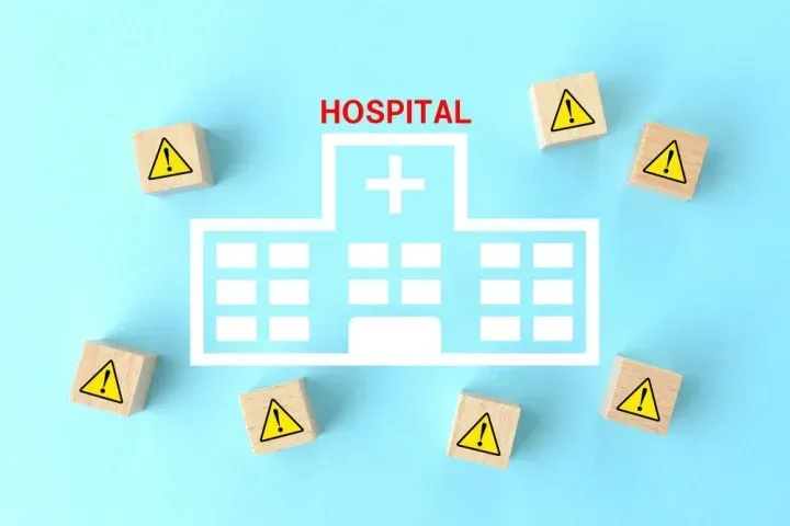 HOSPITALの絵と注意マーク