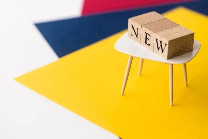 NEWと書かれた積み木