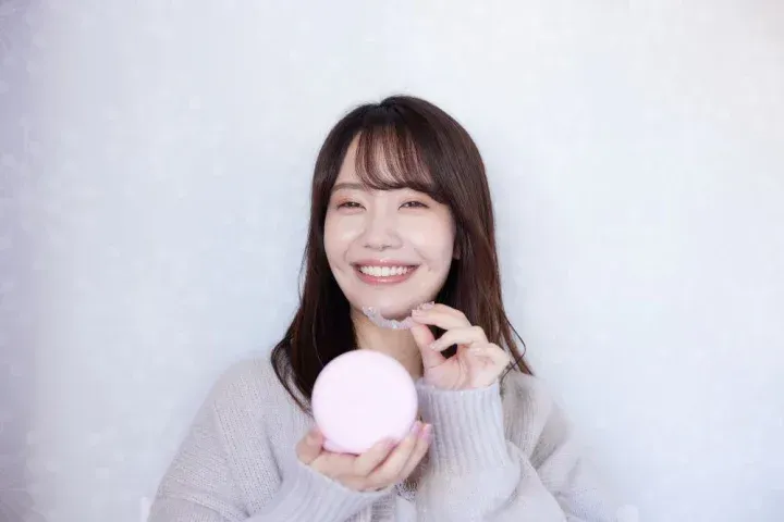 マウスピース矯正をする女性