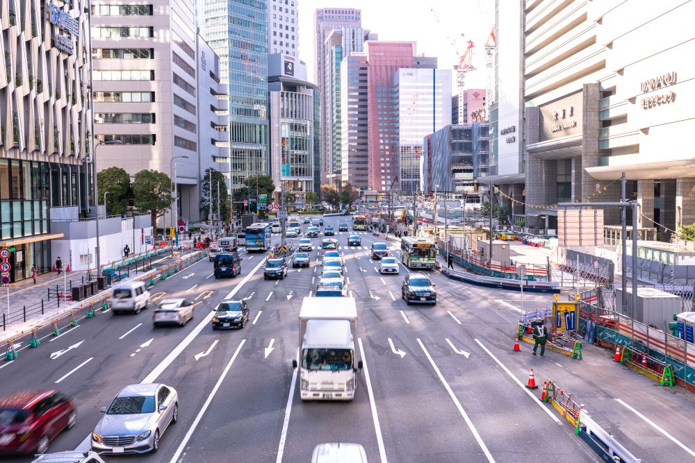 車通りの多い大阪の道路