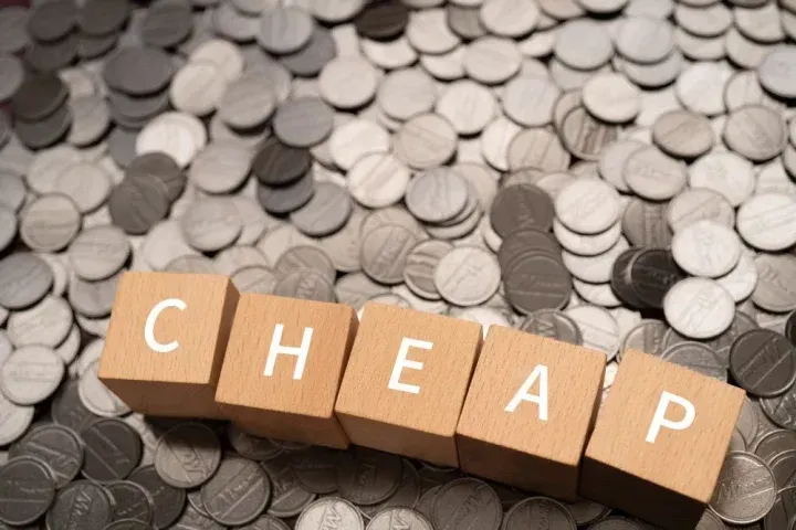 CHEAPのアルファベットの積み木とコイン