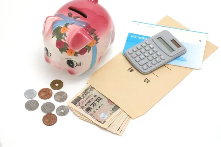 お金とブタの貯金箱と電卓