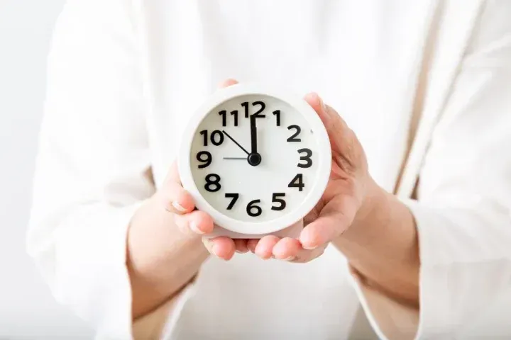 時計を持った手元