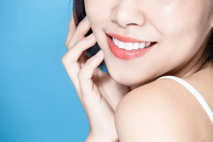 女性のほほ笑む口元