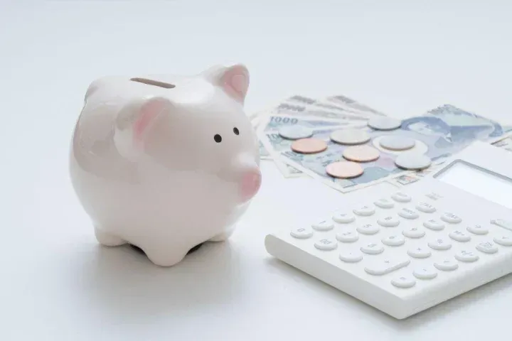 ブタの貯金箱と電卓