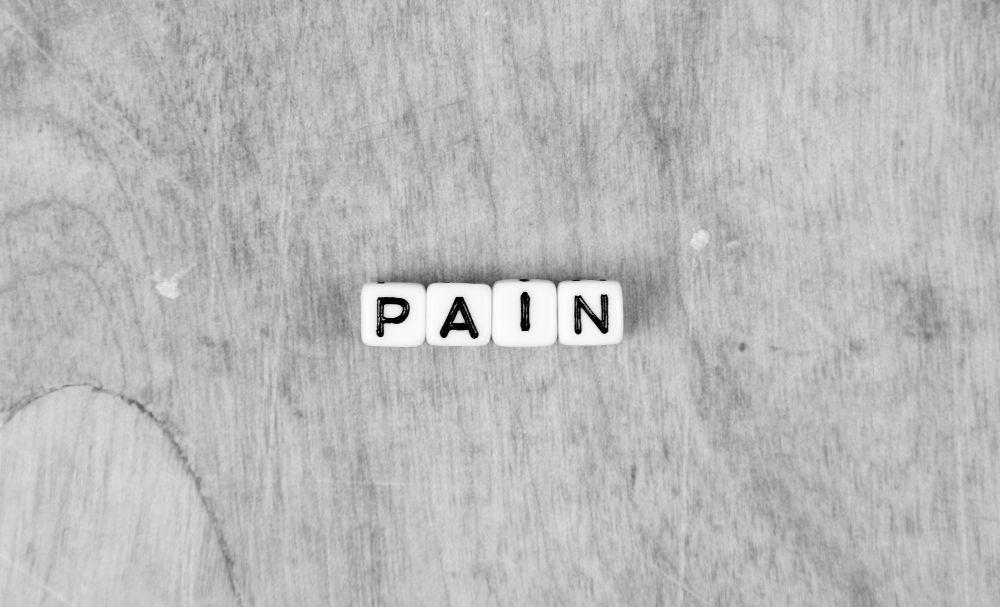 PAIN（痛み）と書かれたサイコロ