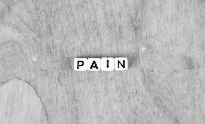 PAIN（痛み）と書かれたサイコロ