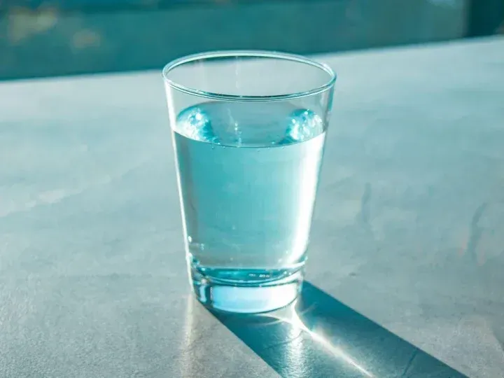 水の入ったガラスのコップ