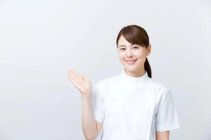 手招きで案内する医師