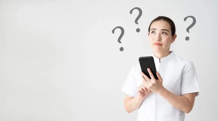 スマホをもって悩む人