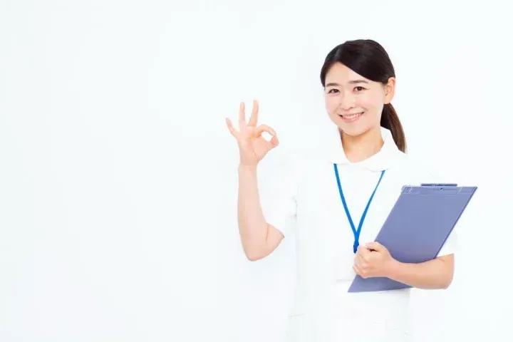 ＯＫポーズをする看護師