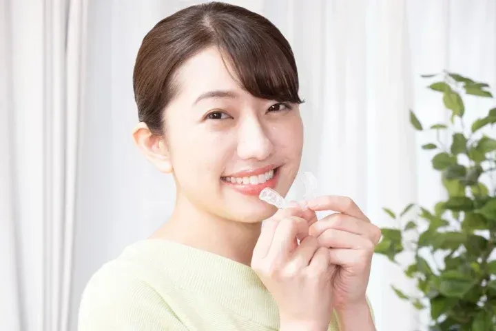マウスピース矯正をする女性