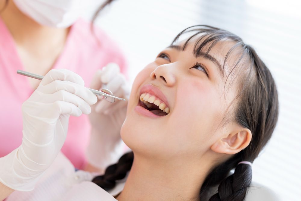 歯科検診を受ける少女