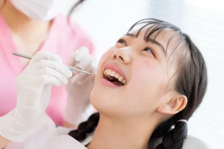 歯科検診を受ける少女