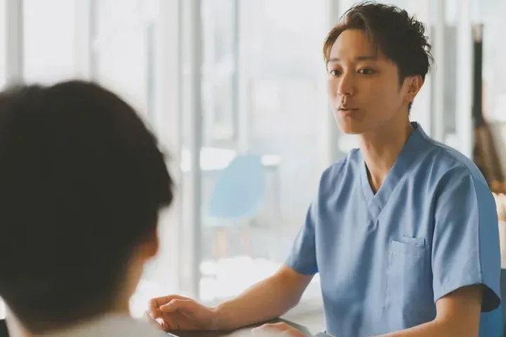 歯科医に相談する様子