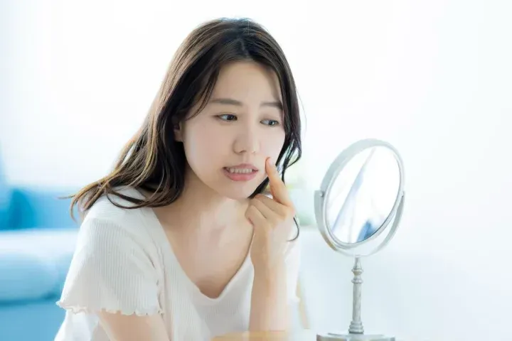 鏡を見ながら口元を確認する様子