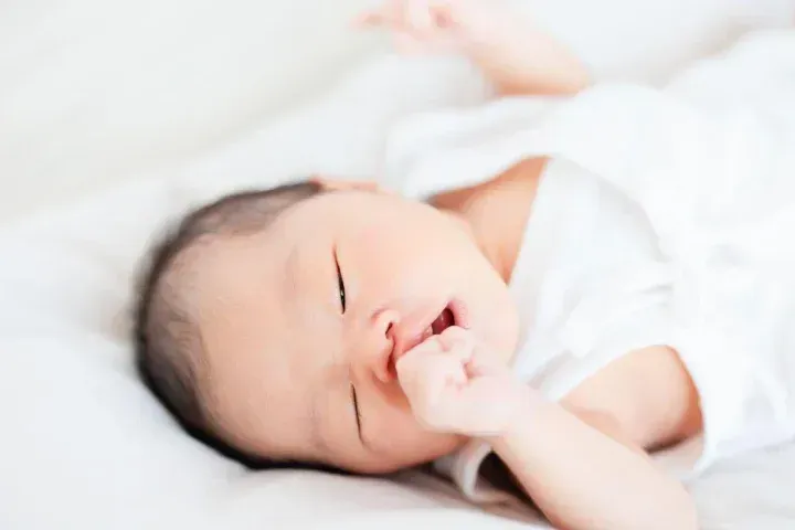 指しゃぶりをする赤ちゃん