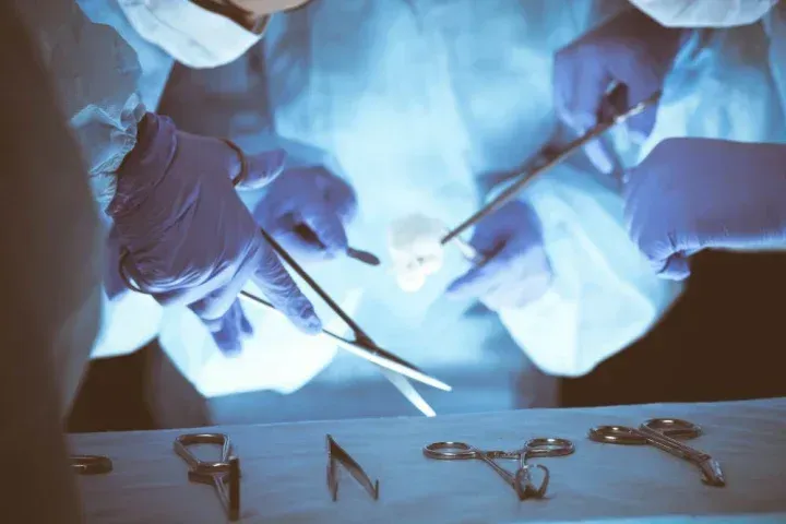 手術をする手元
